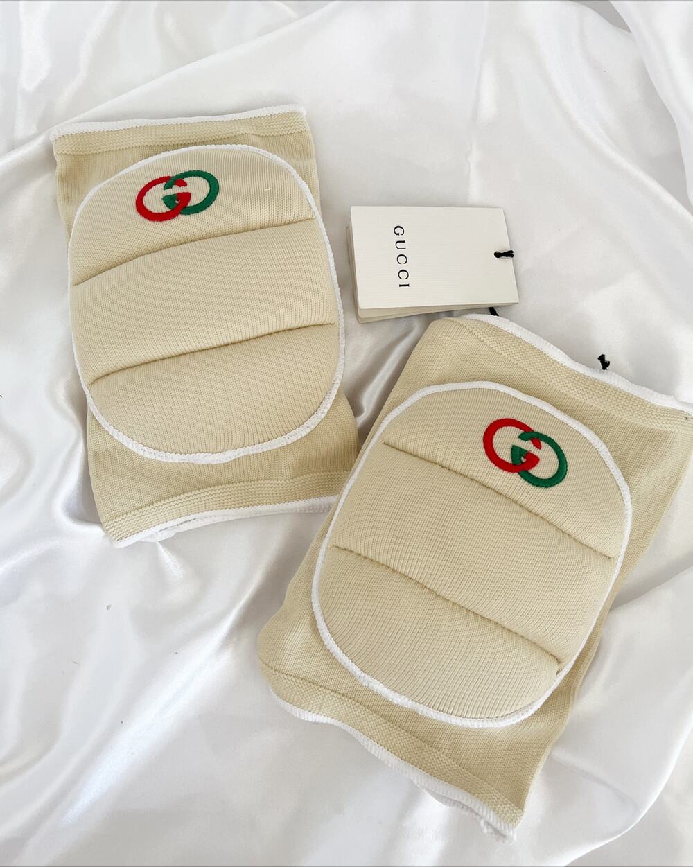 GUCCI GG Logo Cream Runway Kneepads Medium NWT